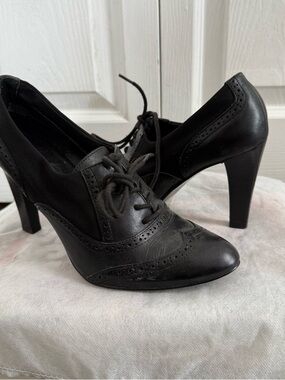 Ellen Tracy Black Leather Lace-Up Heeled Oxfords
